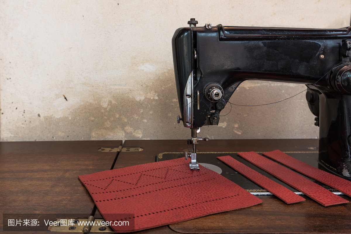 旧缝纫机和红色皮革